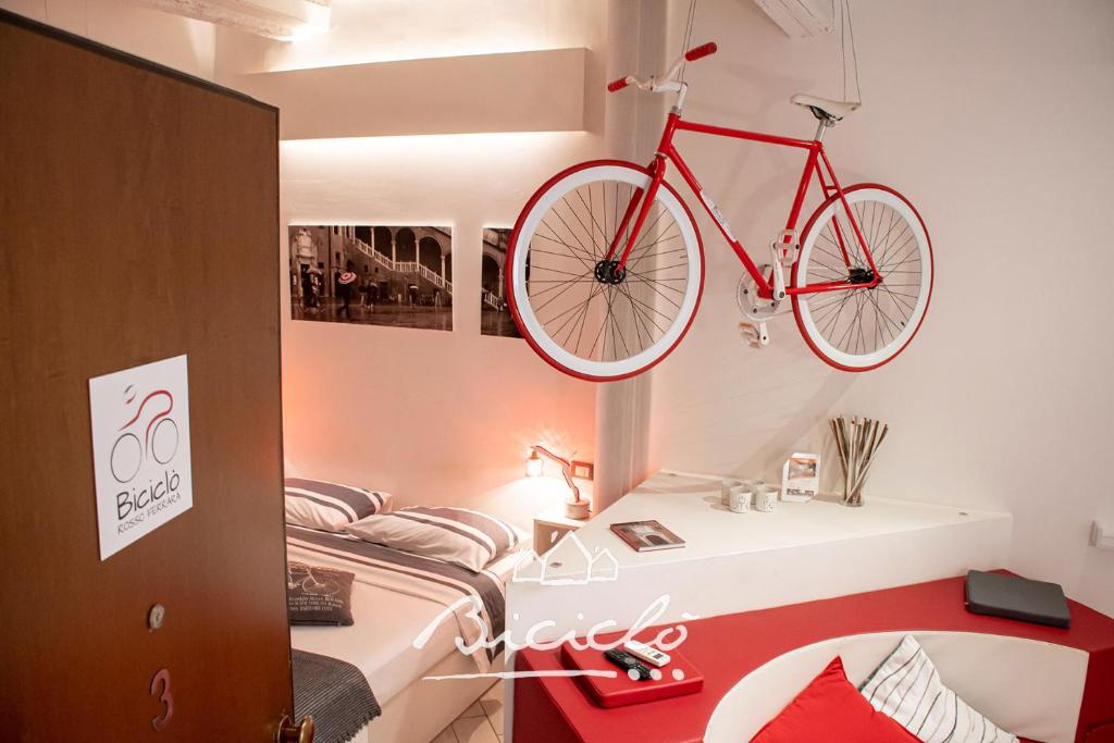 Łóżko lub łóżka w pokoju w obiekcie Biciclo' Rosso Ferrara