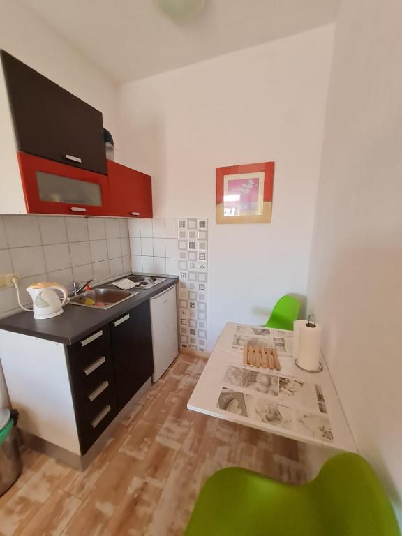 Kuchyň nebo kuchyňský kout v ubytování Apartmani Levarda