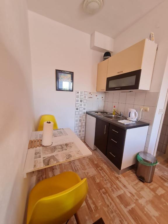 Kuchyň nebo kuchyňský kout v ubytování Apartmani Levarda