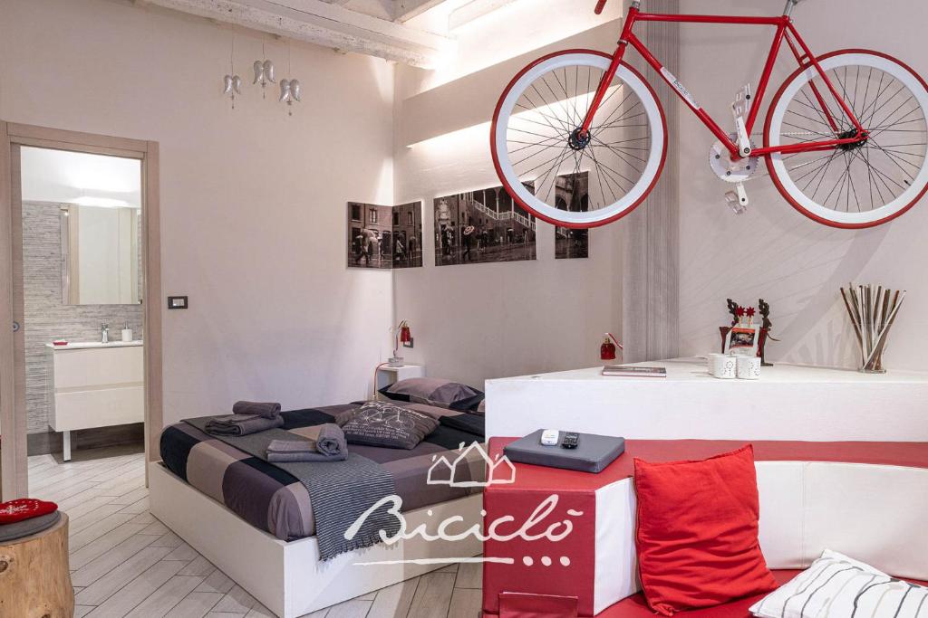 Łóżko lub łóżka w pokoju w obiekcie Biciclo' Rosso Ferrara