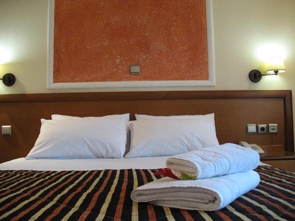 Postel nebo postele na pokoji v ubytování Hotel Prigipikon Suites and sofites