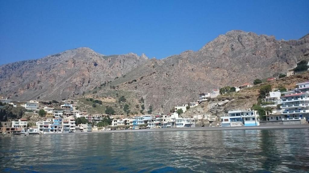 un grupo de casas en una colina junto al agua en Seaside mountain view Golden Mar villa, en Paránimfoi