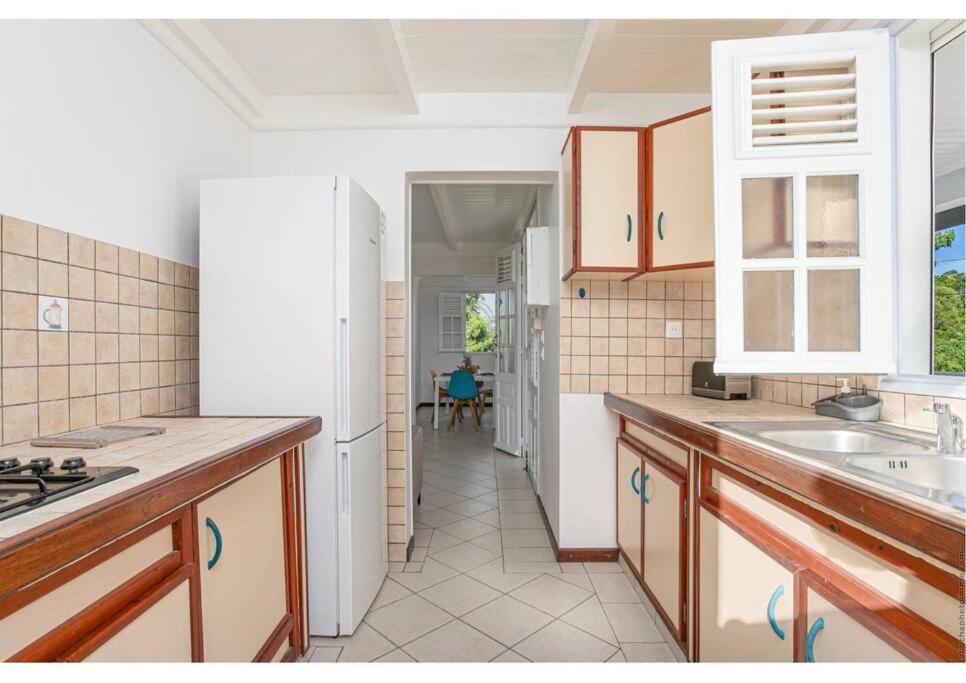 Kuchyň nebo kuchyňský kout v ubytování Anthurium, Superbe haut de villa F3 proche plage, Anse Mitan