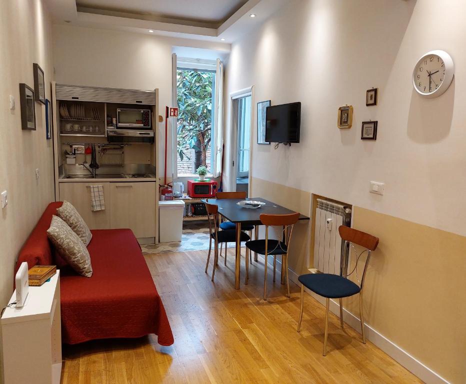 salon z kanapą i stołem w obiekcie Ad Maiora Rome Apartment w Rzymie
