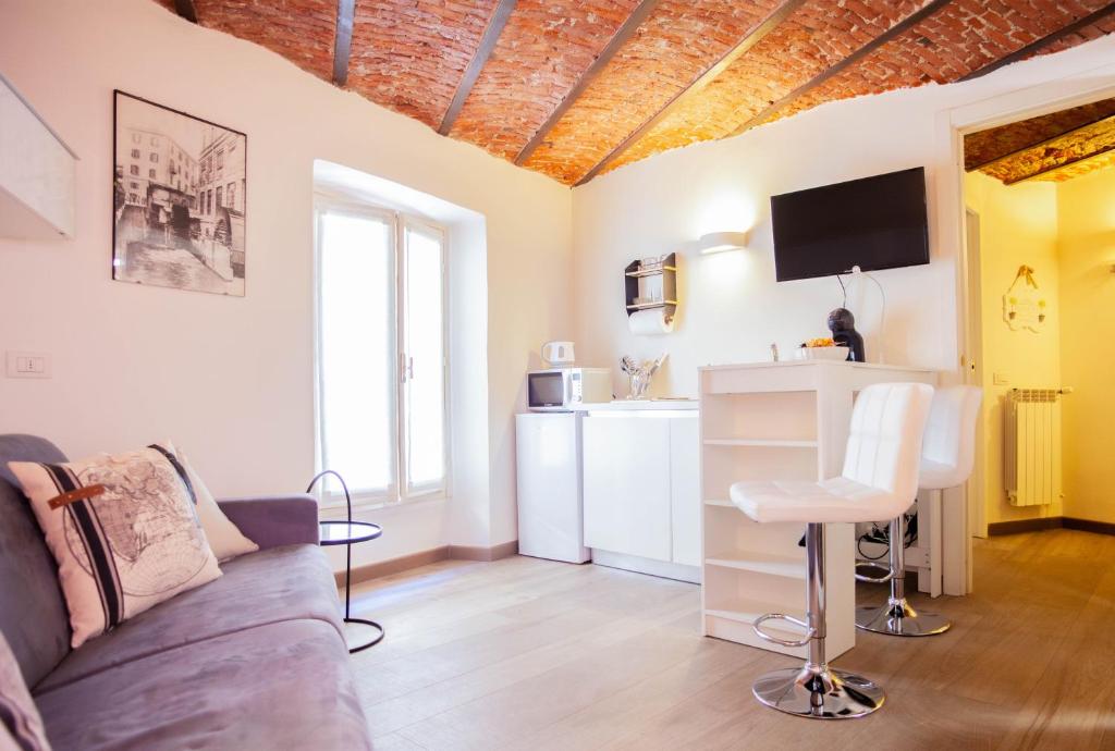 ein Wohnzimmer mit einem Sofa und einem Tisch in der Unterkunft BnButler - Alfieri, 15 - Vecchie Atmosfere in Mailand