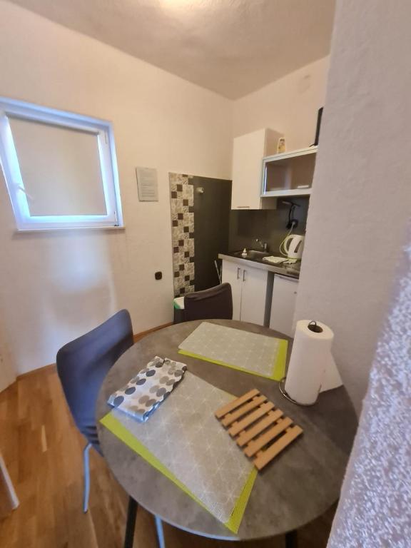 Kuchyň nebo kuchyňský kout v ubytování Apartmani Levarda