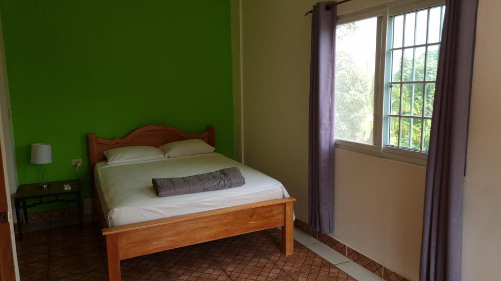 Voodi või voodid majutusasutuse Rainforest Lodge del Rio toas