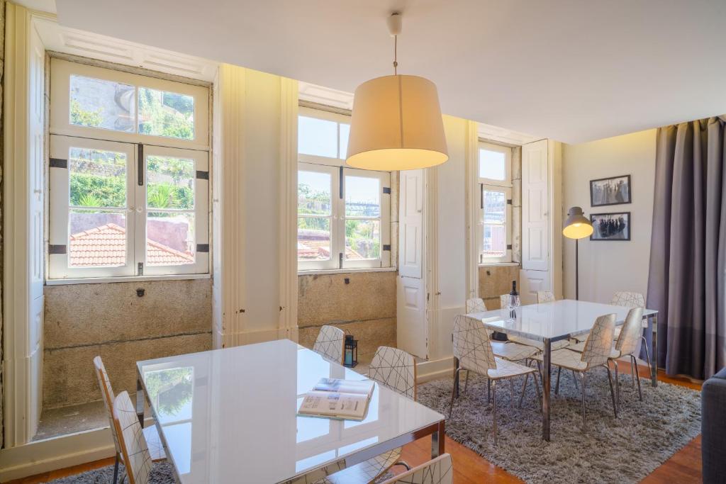 波多的住宿－Feel Porto Ribeira Vintage Duplex，客厅配有桌椅和窗户。