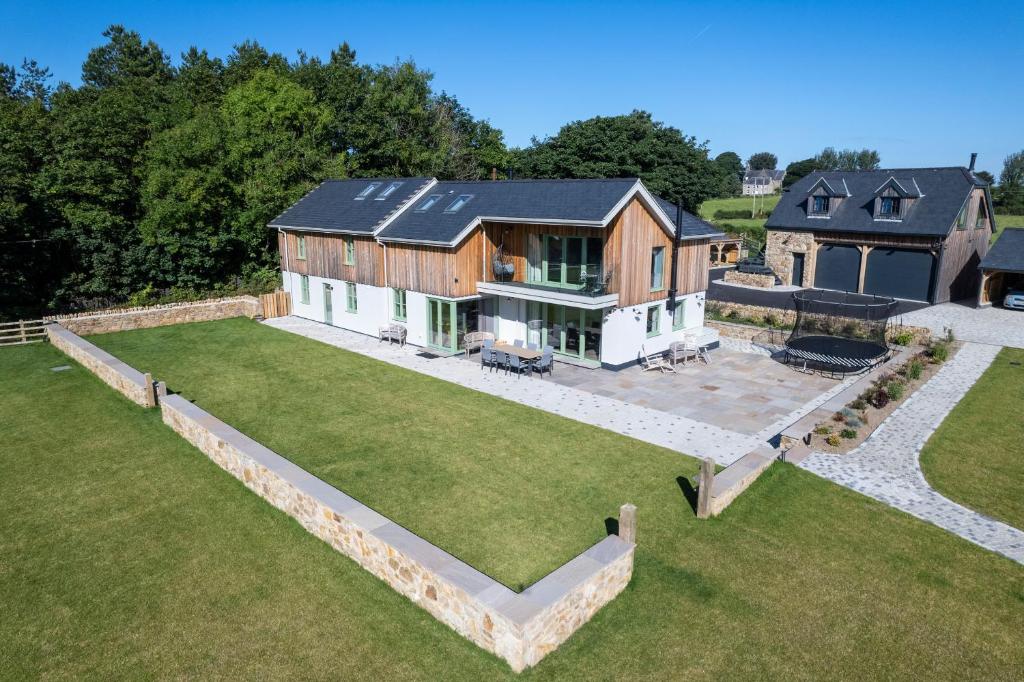 - une vue aérienne sur une maison avec une grande cour dans l'établissement Rynys, à Caernarfon