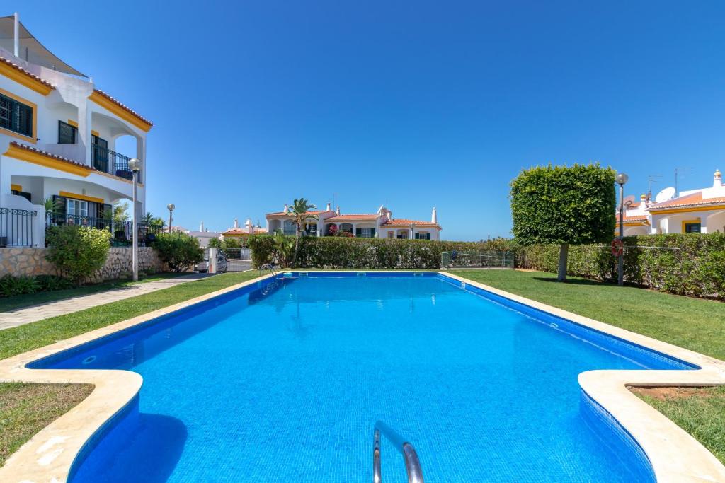 een zwembad in de achtertuin van een huis bij Casa Bela Vista in Carvoeiro