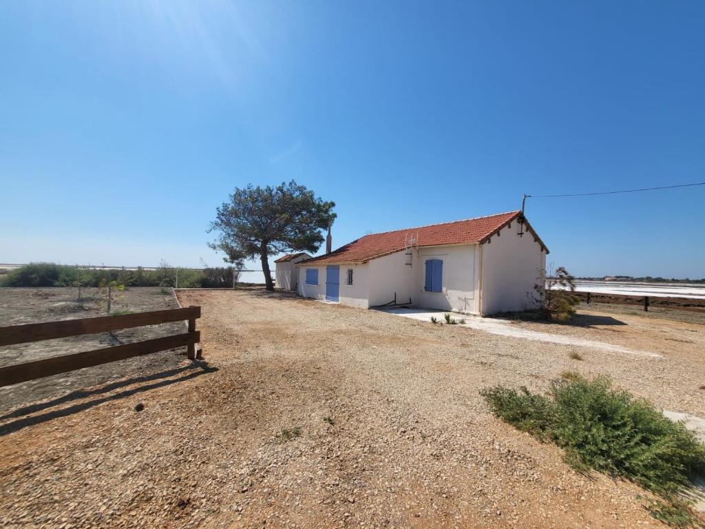 a building on the side of a dirt road at MAS DU RESERVOIR in Arles