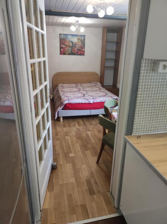 a small room with a bed and a chair at Studio indépendant dans un maison in Saint-Denis