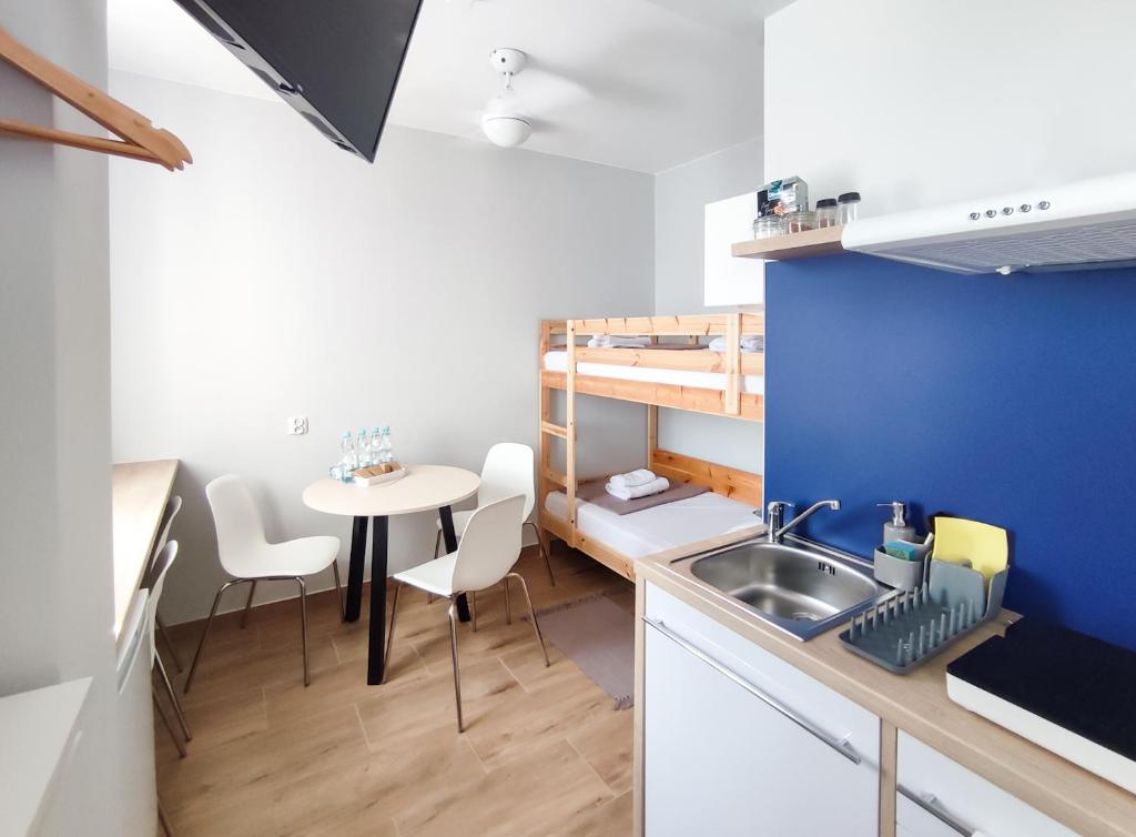 Apart Rooms & Apart Hostel S8 - Quadruple Room With Private Bathroom