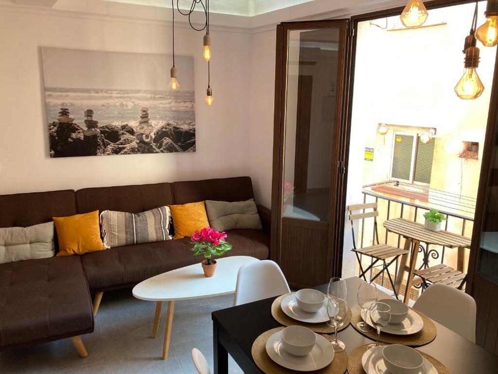 a living room with a couch and a table at Precioso apartamento en la playa de Villajoyosa in Villajoyosa