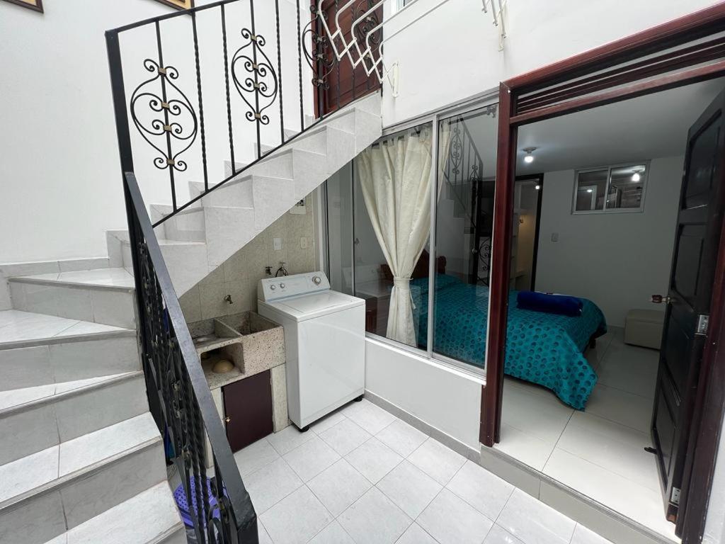 Una escalera que conduce a una habitación con cama en Apartamento amoblado para alquiler temporal zona Norte en Pasto