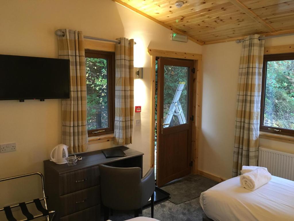 Postel nebo postele na pokoji v ubytování Rowardennan Hotel
