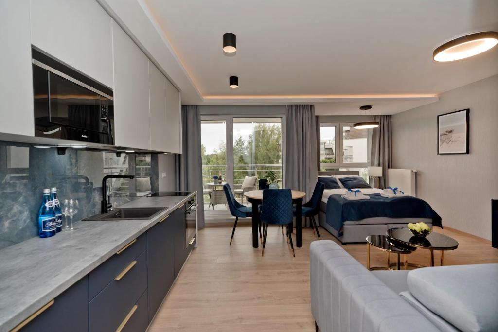 Kuchyň nebo kuchyňský kout v ubytování BlueApart Apartamenty Na Klifie
