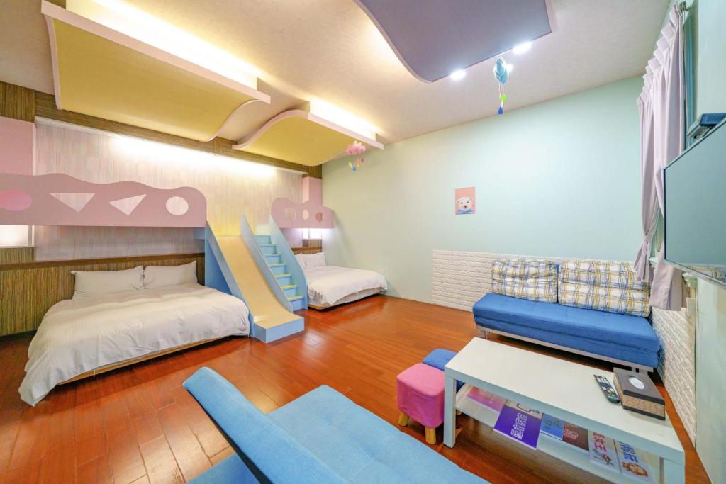 uma sala com um quarto com uma cama e um sofá em Honey House em Luodong