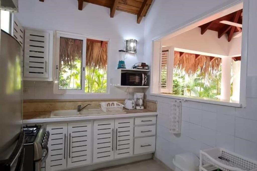 uma cozinha branca com um lavatório e um micro-ondas em Villa tropical in private residence em Las Terrenas