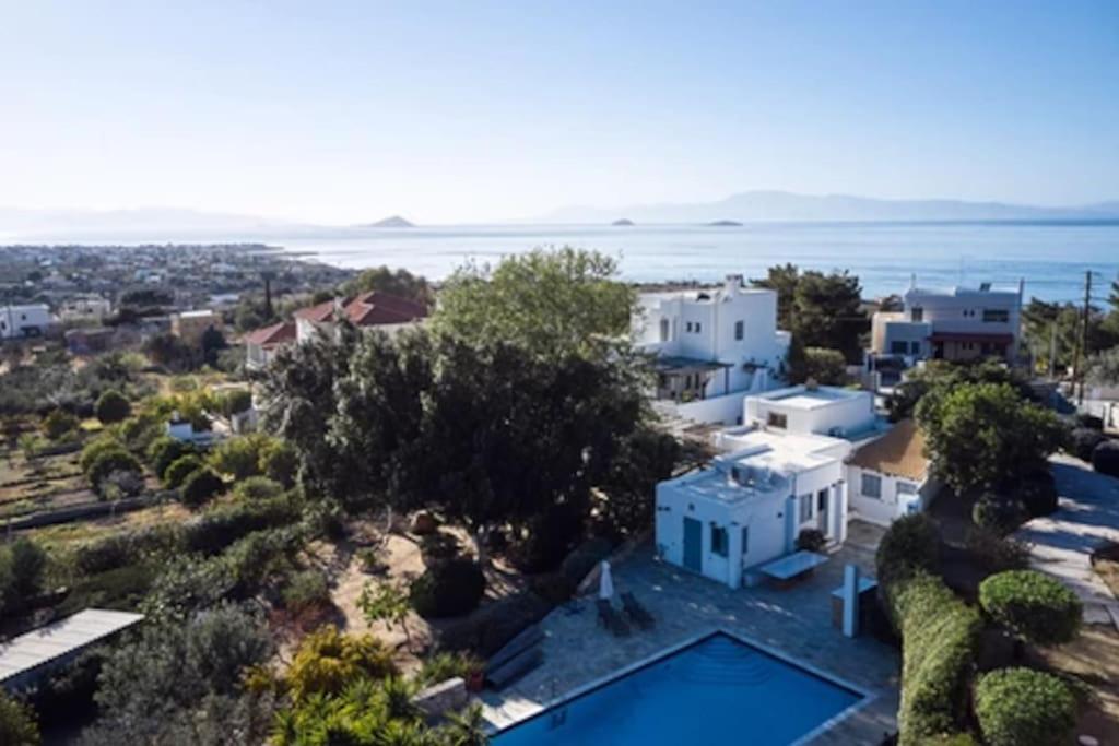 Výhled na bazén z ubytování Villa Calypso, idyllique villa avec piscine et vue mer nebo okolí