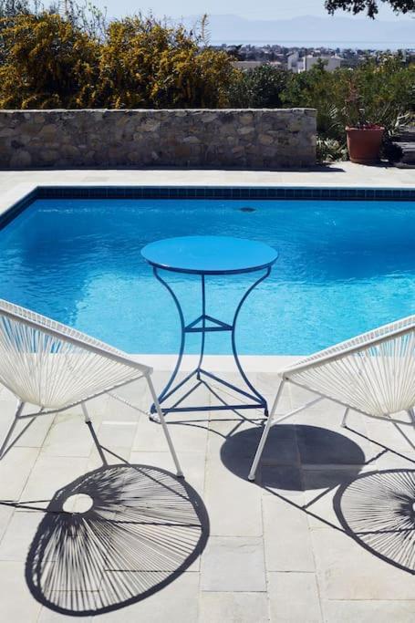 Bazén v ubytovaní Villa Calypso, idyllique villa avec piscine et vue mer alebo v jeho blízkosti