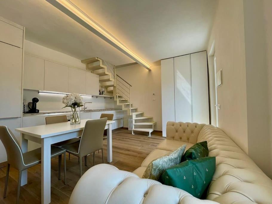 een woonkamer met een bank en een tafel bij La Petite Maison in Colombaro