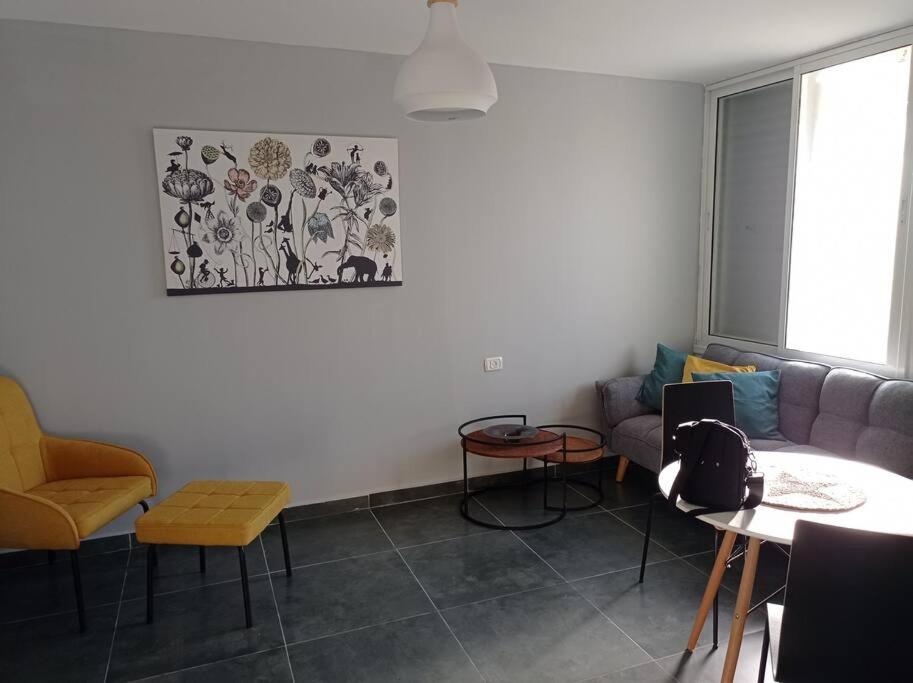 sala de estar con sofá y mesa en OPTIMA COMFORT, en Beer Sheva