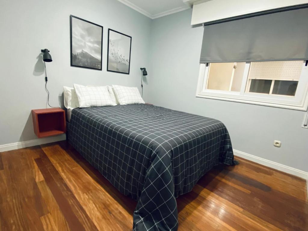 A bed or beds in a room at Piso Céntrico 120m2 + parking propio (O Grove)