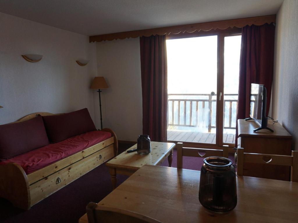 un salon avec un canapé et une table dans l'établissement Appartement de 2 Pièces avec Balcon et Parking à Proximité des Pistes à Orcières - FR-1-636-192, à Orcières