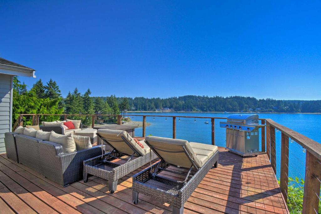 Mynd úr myndasafni af Waterfront Gig Harbor Home with Furnished Deck í Gig Harbor