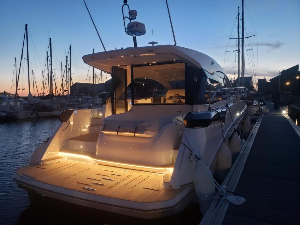 een boot is aangemeerd op een dok in het water bij Puissance, Elegance et Style, Yacht à Deauville in Deauville