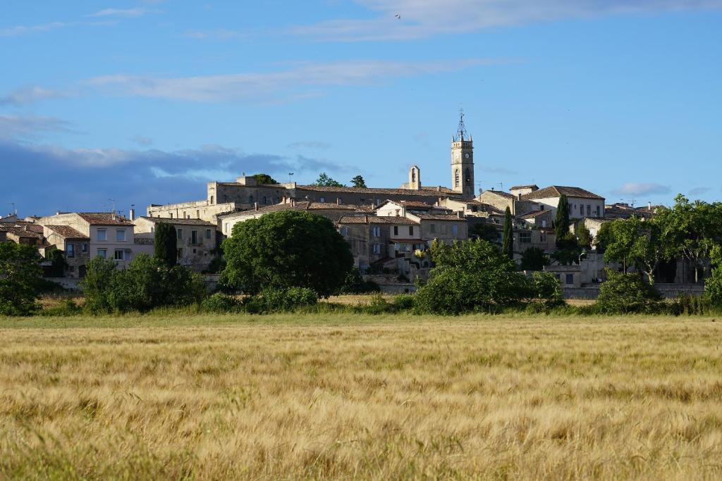 a city in the distance with a field in the foreground w obiekcie Gite des ARTS w mieście Saint-Geniès-des-Mourgues