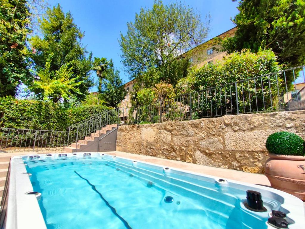 Bazén v ubytování Hotel Il Cavalier D'Arpino nebo v jeho okolí