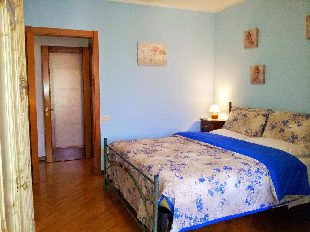 A bed or beds in a room at Assisi Casa degli Angeli