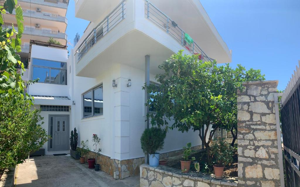 Studio Apartments - Image 9