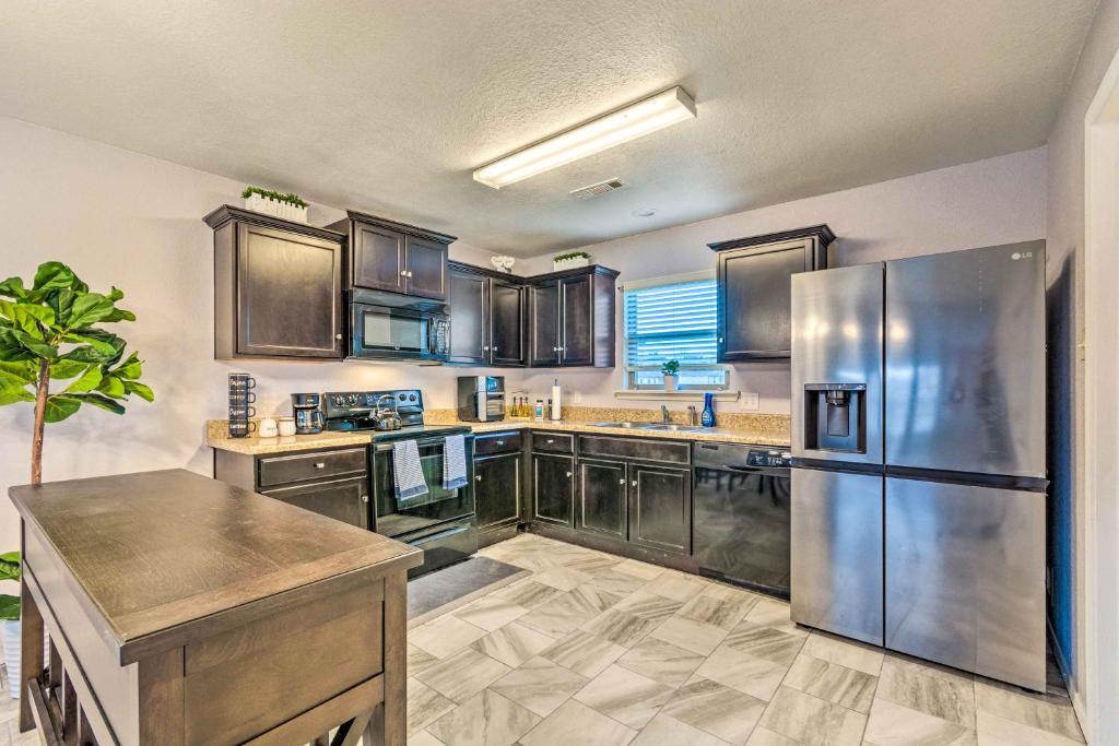 eine Küche mit Holzschränken und einem Kühlschrank aus Edelstahl in der Unterkunft Pet-Friendly Little Rock Home about 8 Mi to Dtwn! in Little Rock