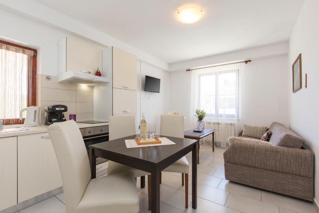 Kuchyň nebo kuchyňský kout v ubytování Apartmani Xenia & Desiderio