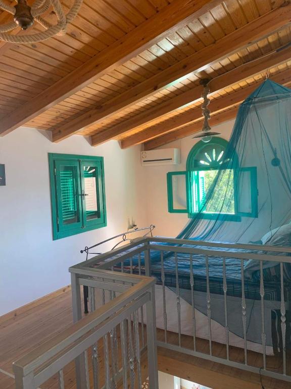 Postel nebo postele na pokoji v ubytování Art Stone House at Elounda