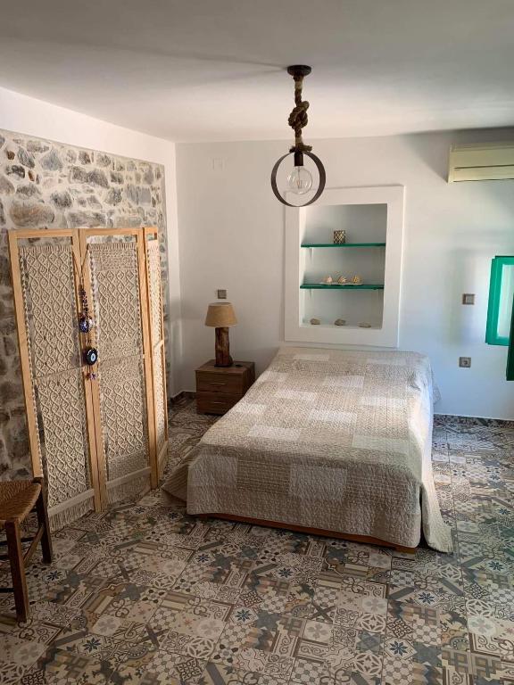 Postel nebo postele na pokoji v ubytování Art Stone House at Elounda