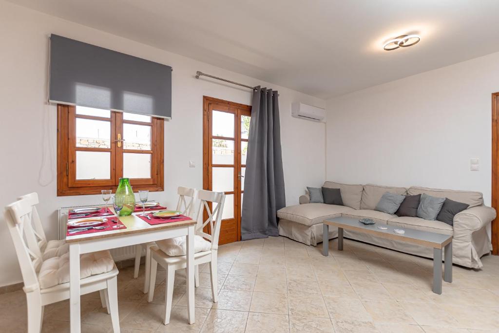 un soggiorno con divano e tavolo di La Costa Apartment Naxos a Naxos Chora