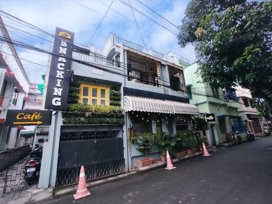 uma rua com cones laranja em frente a um edifício em Spacious 3BHK House opp South City Mall em Calcutá