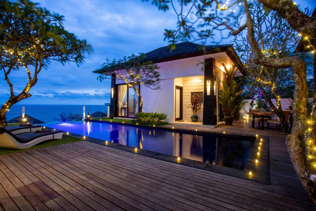 una villa con piscina di notte di Nusa Dua Ocean Cliff Dream a Ungasan