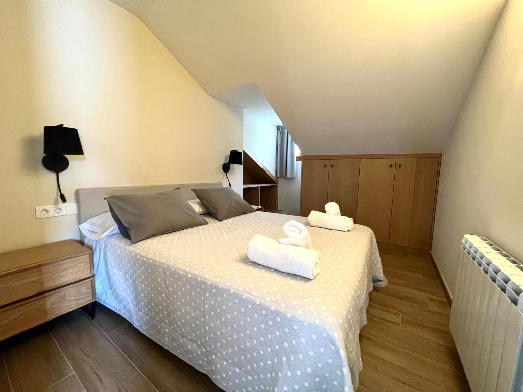 Postel nebo postele na pokoji v ubytování Apartaments Areny - L'Amfitriona