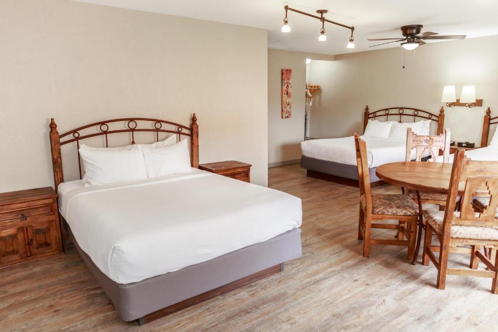Postel nebo postele na pokoji v ubytování Aarchway Inn