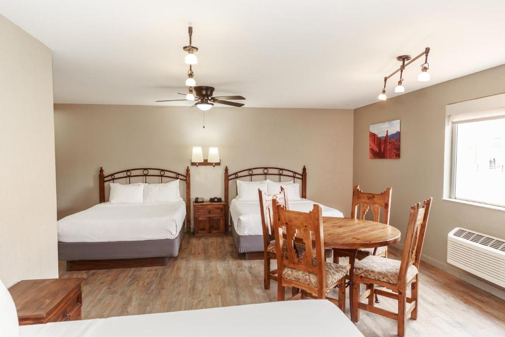 Postel nebo postele na pokoji v ubytování Aarchway Inn