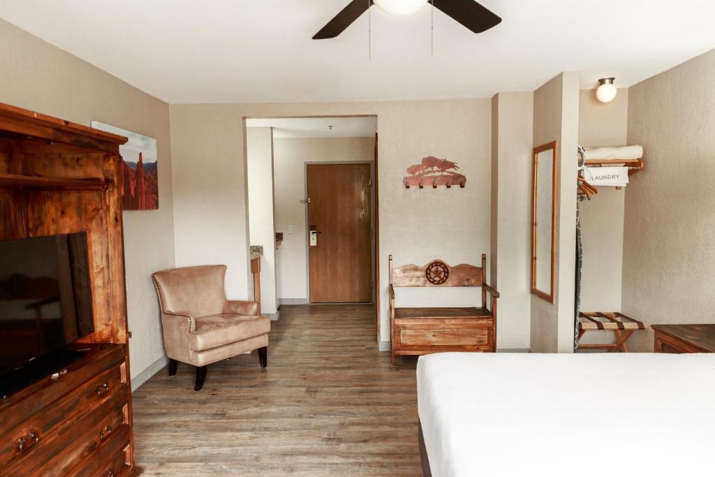 Postel nebo postele na pokoji v ubytování Aarchway Inn