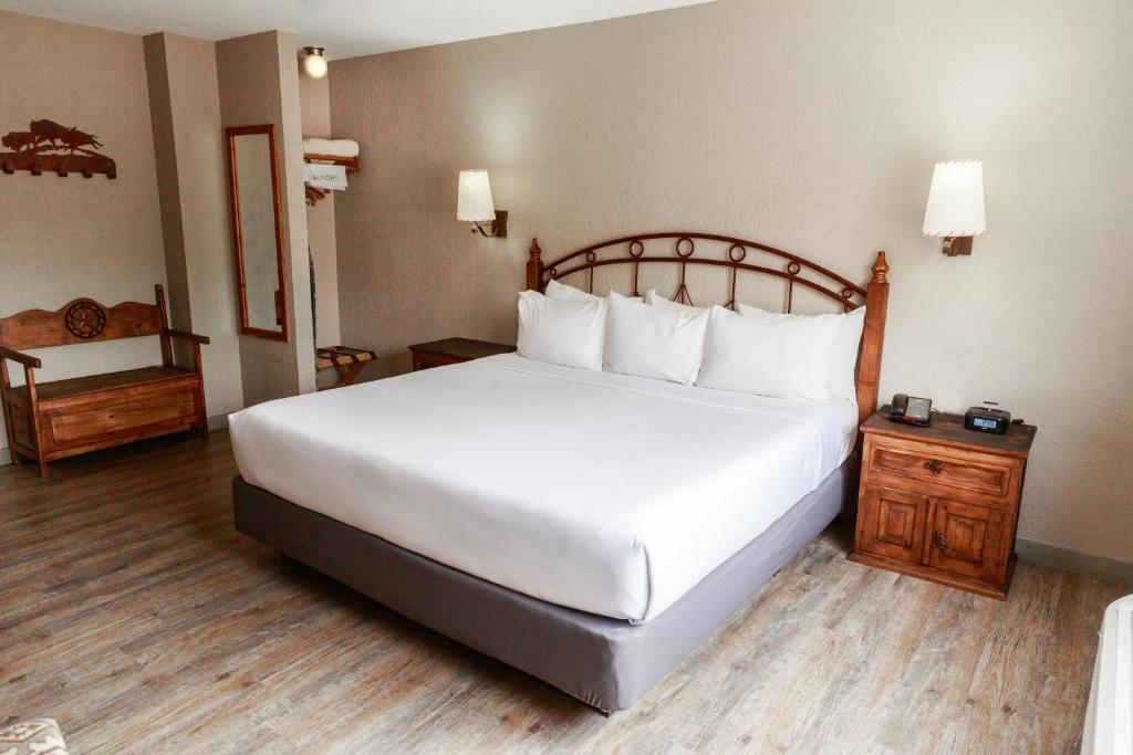 Postel nebo postele na pokoji v ubytování Aarchway Inn