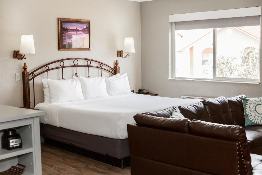 Postel nebo postele na pokoji v ubytování Aarchway Inn