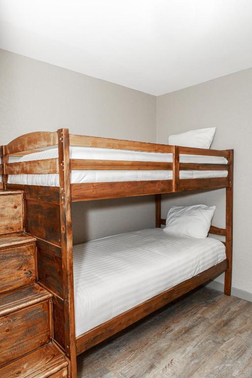 Postel nebo postele na pokoji v ubytování Aarchway Inn