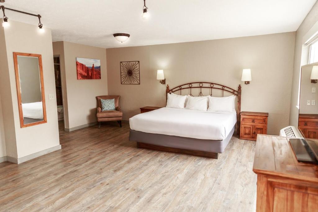 Postel nebo postele na pokoji v ubytování Aarchway Inn